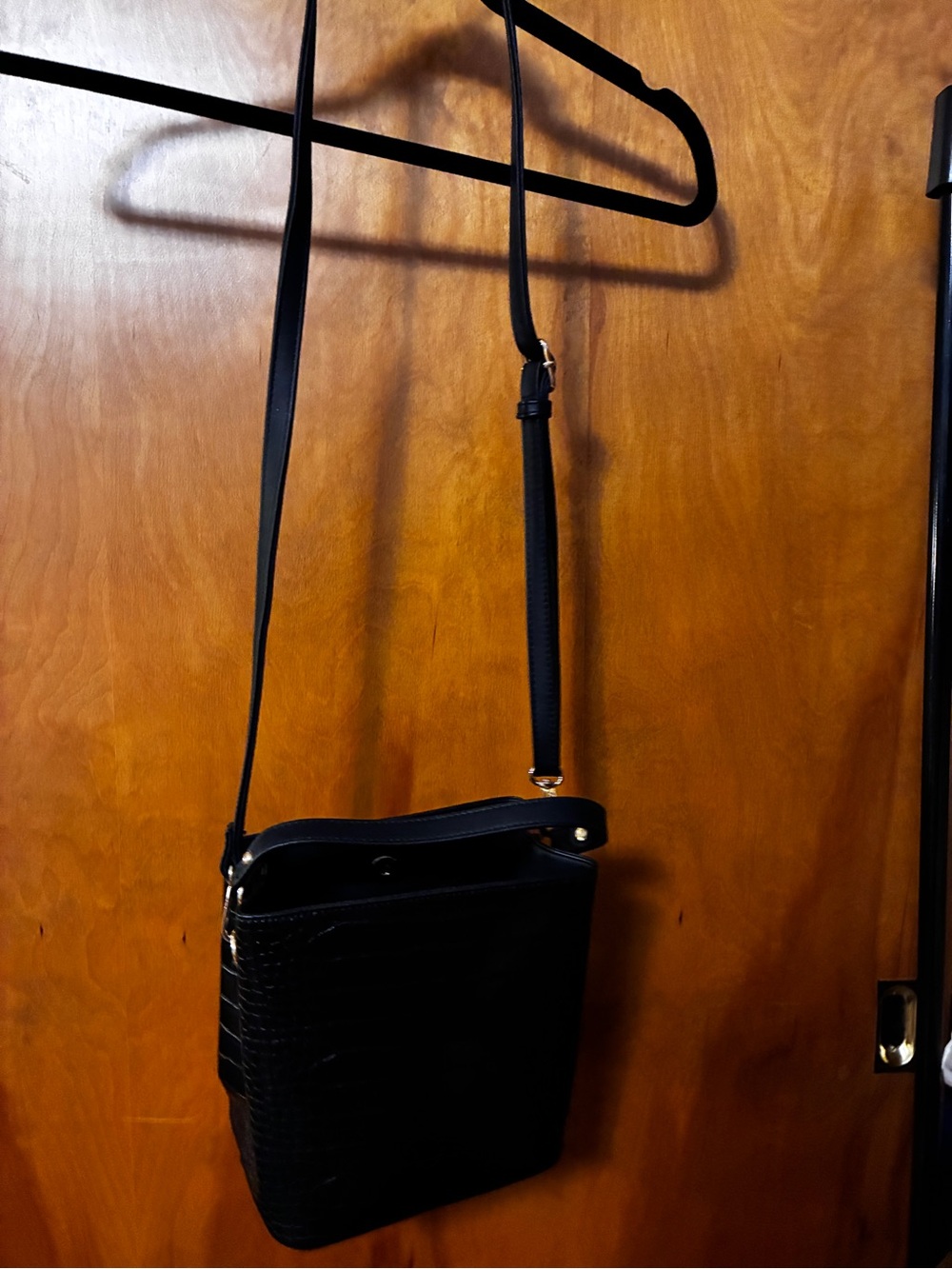 Black Croc-Embossed Leather Crossbody Bag handbag - Picture 2 of 7